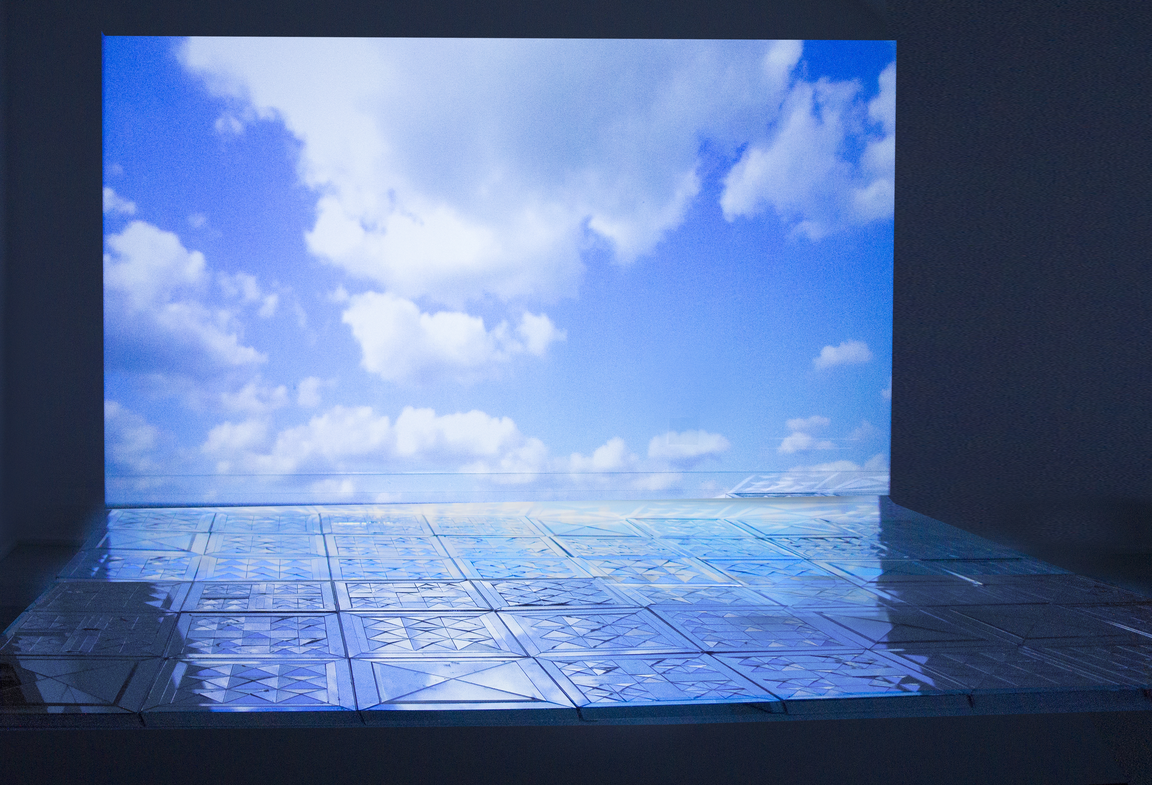 Projection of a blue sky with a reflective floor